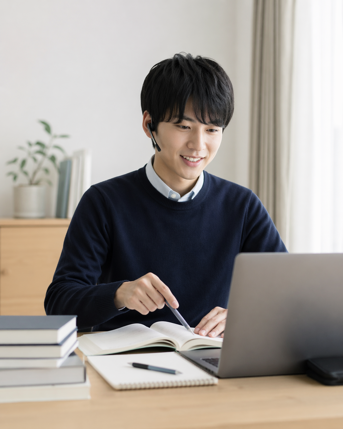 ヘッドセットを着けた講師がオンライン授業で教材を示している様子