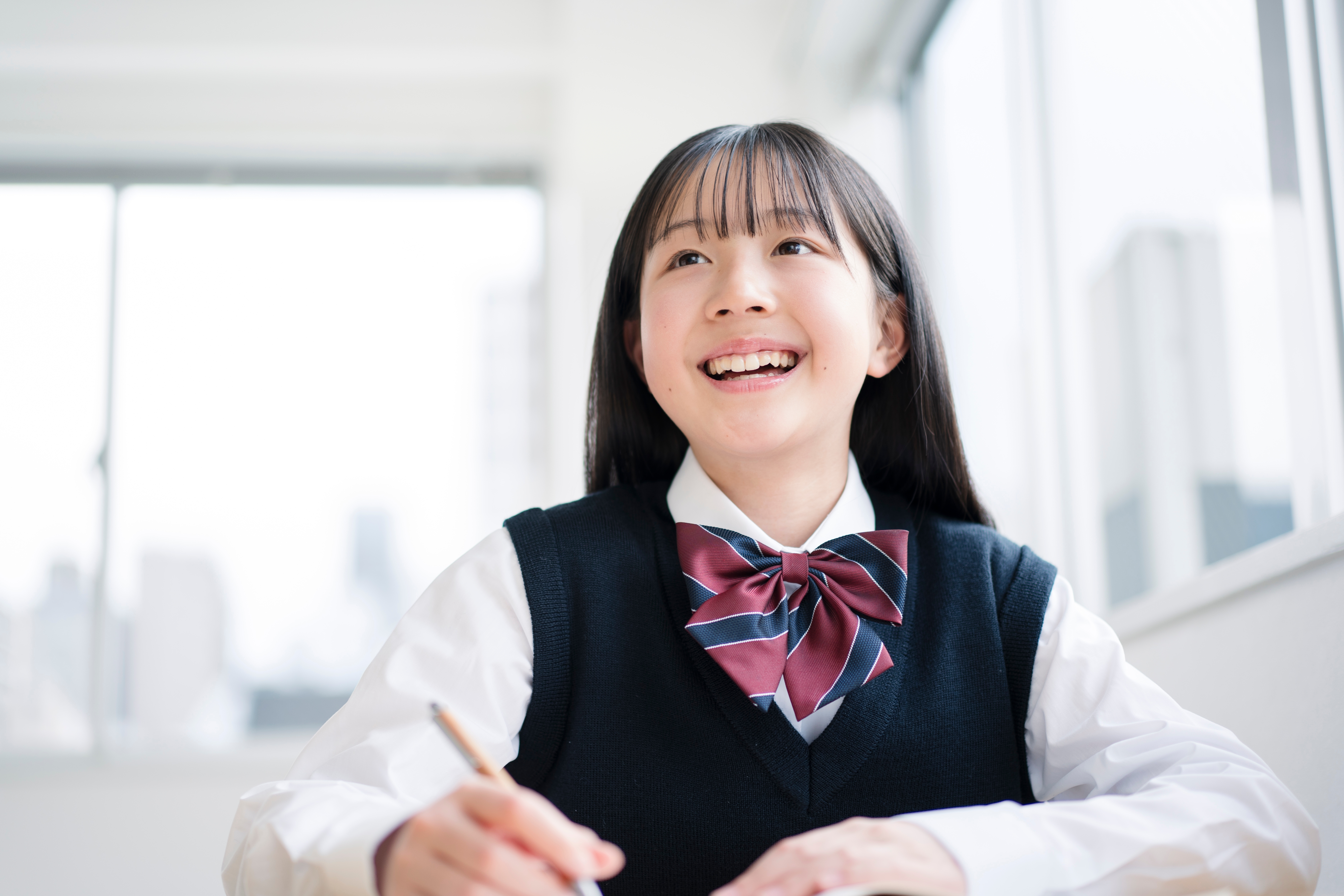 教室で笑顔を見せる女子生徒のイメージ