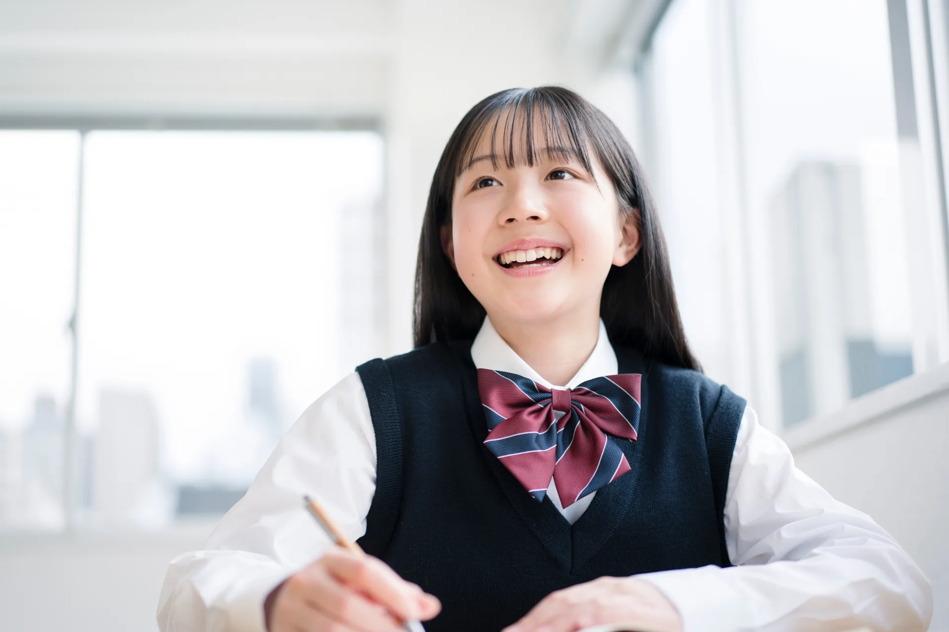 笑顔で学習に取り組む女子生徒のイメージ